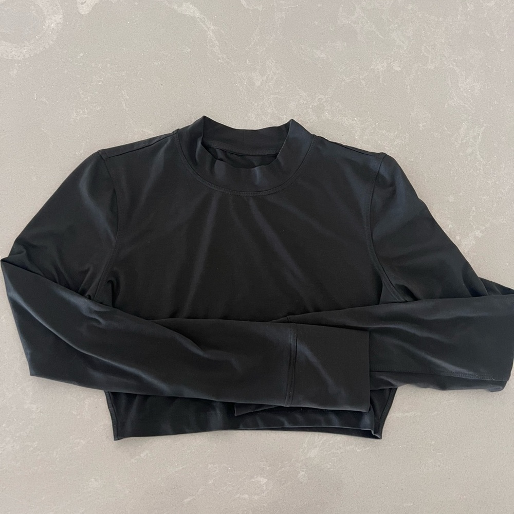 Vuori Long-Sleeve Lux Crop Tee in Black